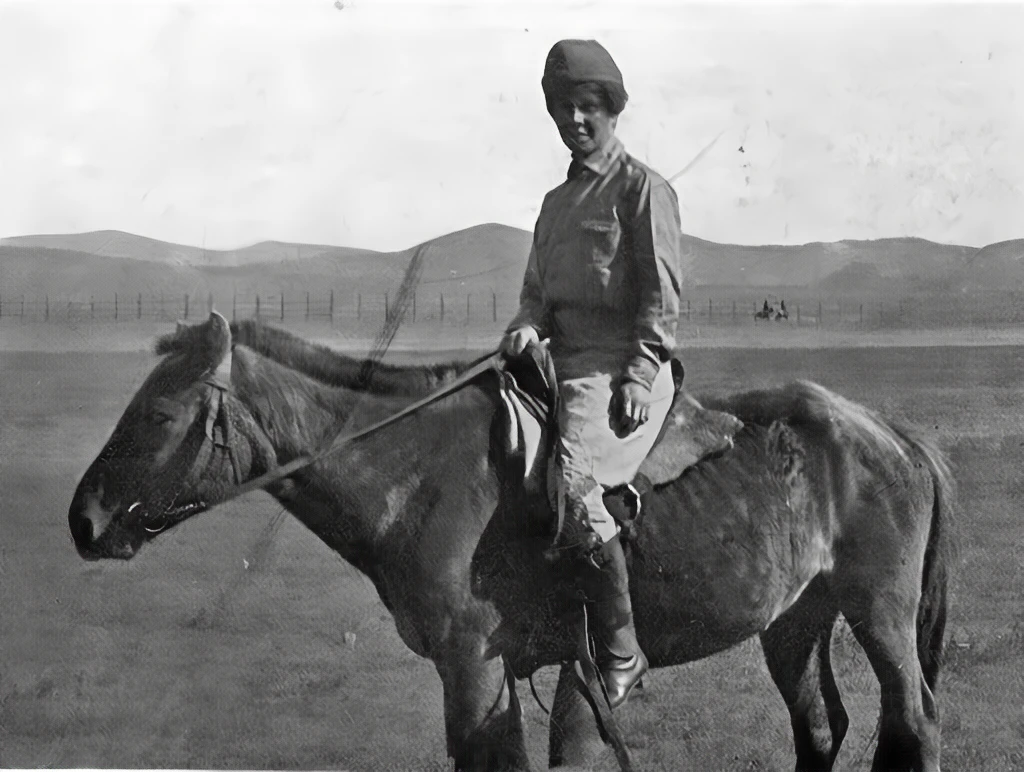 Vyčištěná černobílá fotografie s viditelnými detaily hor a oblečení