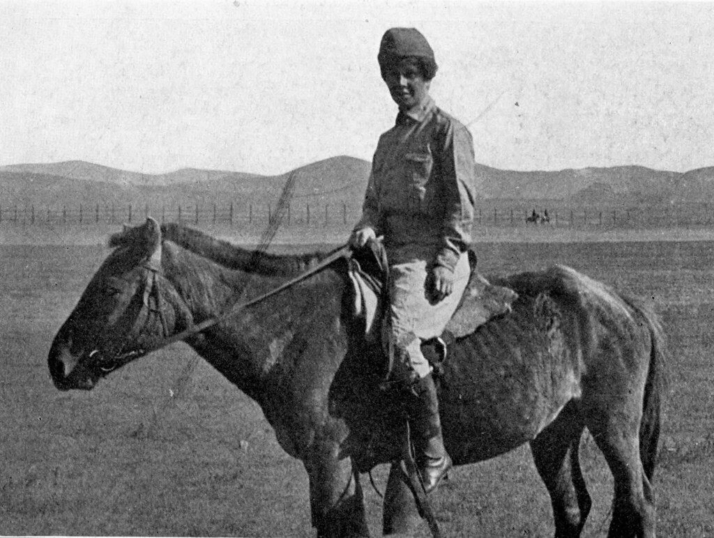 Černobílá historická fotografie jezdce na koni z mongolských stepí